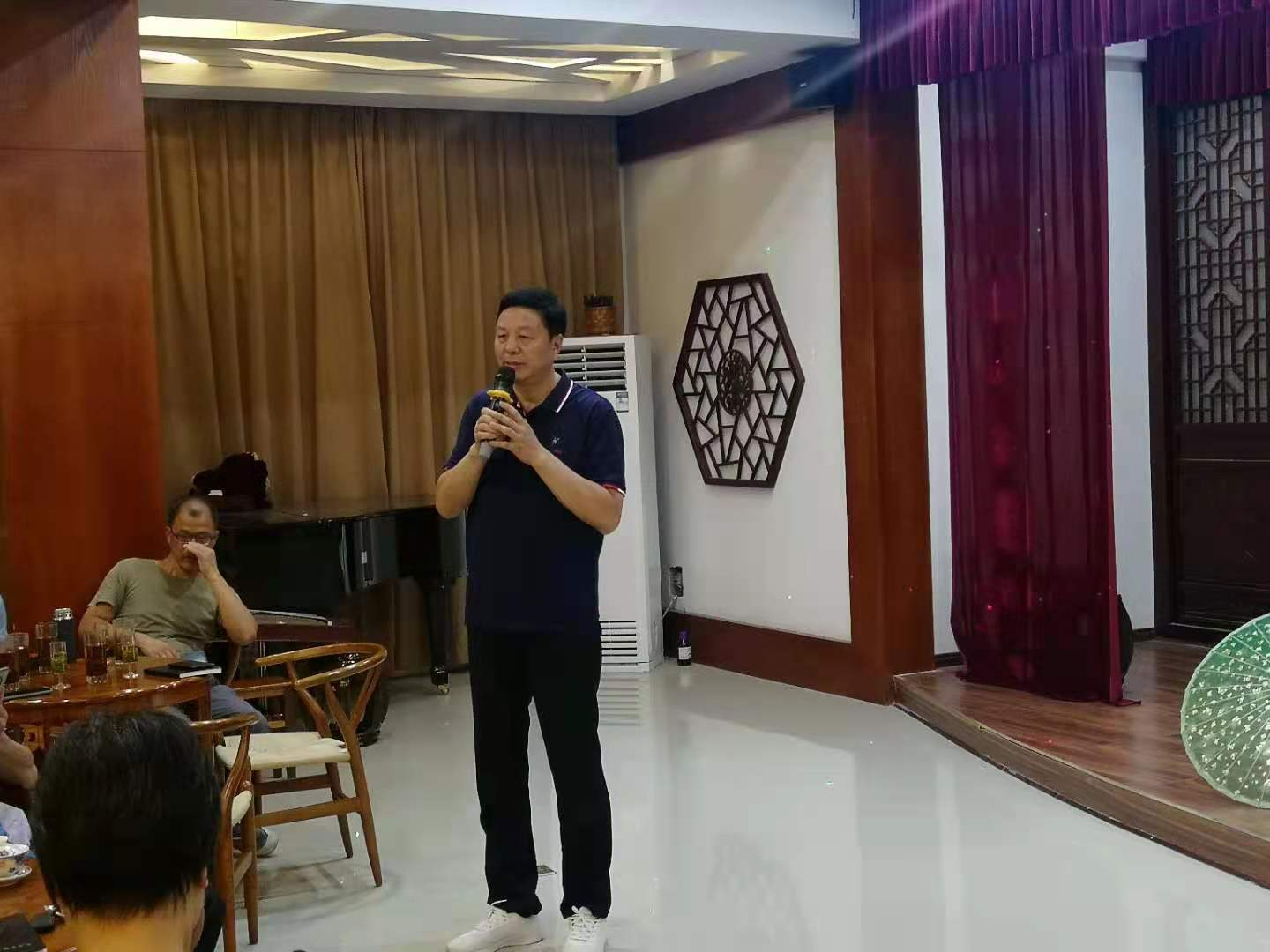 茶业系：表演厅里的主题党日活动